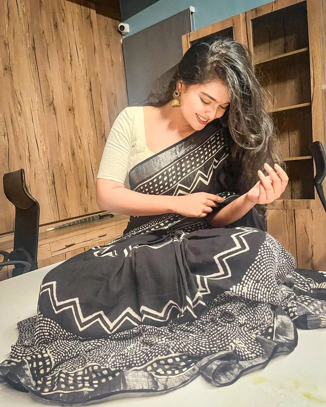 Zee Telugu TV Actress Anu Varsha Images in Black Saree